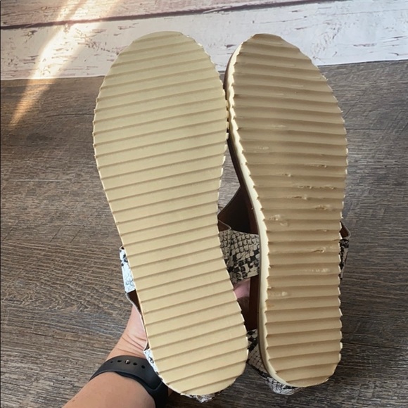 NIB Snakeskin Cut Out Sandals 8 - Picture 10 of 11